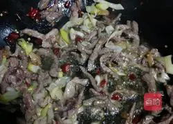 Illustration of how to stir-fry shredded pork with sour radish 3