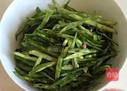 Illustration of how to make fried pork with pig ears, beans and shreds 2