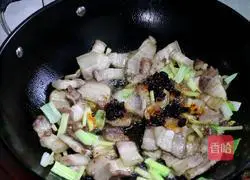 Illustration of how to make Sichuan twice-cooked pork 6