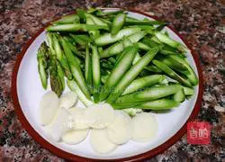Illustration of how to make asparagus and fried meat slices 2