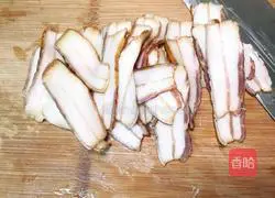 Illustration of how to steam bacon with walnut flowers 4