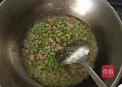 Illustration of how to stir-fry edamame with diced meat 6