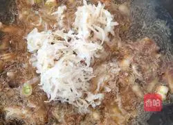 Illustration of how to make sauerkraut and pork stewed vermicelli 6