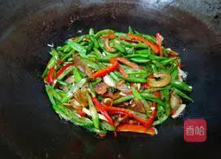 Illustration of how to fry green beans with oil residue 14