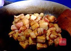 Illustration of how to cook pork with tiger skin eggs 15