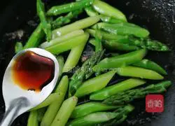 Illustration of how to make fried beef with asparagus 9