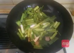 Illustration of how to make fried pork with green garlic 4