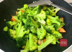 Illustration of how to make fried broccoli 6