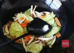 Illustration of how to make fried crab-flavored mushrooms with cucumbers and carrots 5