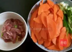 Illustration of how to make fried carrots and meat 1