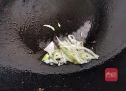 Illustration of how to make zucchini and scrambled eggs 3