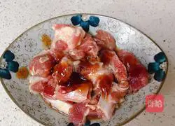 Illustration of how to steam pork ribs in soy sauce 5