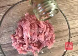 Illustration of how to stir-fry spinach stalks with meat 2