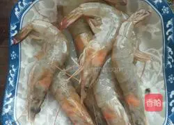 Illustration of how to make golden prawns wrapped around waist 1