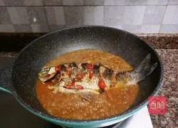Illustration of braised crucian carp with beef sauce 13