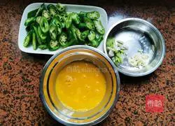 Illustration of how to make fried eggs with green pepper 2