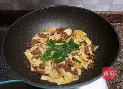 Illustration of how to make fried beef with king oyster mushroom 14