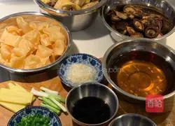 Fish maw braised chicken with shiitake mushrooms Practice illustration 4