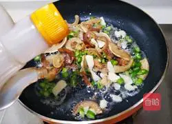 Oil Illustration of how to make fried soaked cowpeas with residue 7