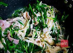 Illustration of how to make fried leeks with enoki mushrooms 22