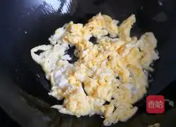 Illustration of how to make green pepper, ham and scrambled eggs 2