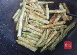 Illustration of how to stir-fry green beans 3