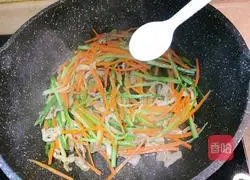 Illustration of how to make asparagus, carrot and fried shredded pork 11