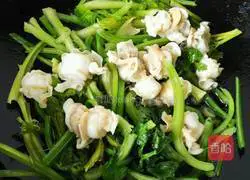 Illustration of how to make fried scallops with celery 4