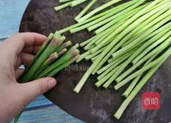 Fried eggs with garlic moss Illustration of how to do it 2