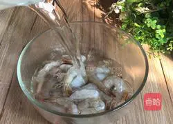 Illustration of how to make stir-fried shrimps with loofah 2