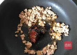 Illustration of how to stir-fry minced meat with garlic moss 6