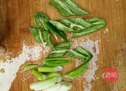 Illustration of how to stir-fry squid rolls 4