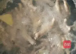 Illustration of home-style braised chicken feet 3