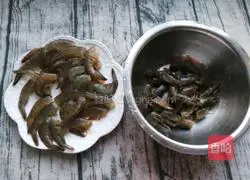 Illustration of how to eat two shrimps 3