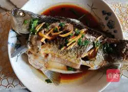 Illustration of how to make steamed crucian carp 1