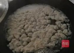 Illustration of how to make grass carp meatballs 10
