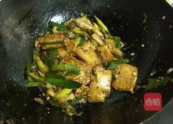 Illustration of how to make fried tofu with garlic sprouts 7