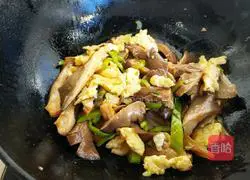 Illustration of how to make scrambled eggs with fresh mushrooms 10