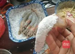 Illustration of how to make golden prawns wrapped around waist 10