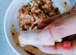 Illustration of how to make minced meat and winter melon rolls 5