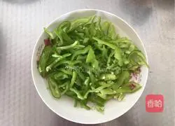 Illustration of how to stir-fry bacon with pepper 2