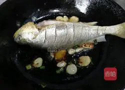 Braised yellow croaker recipe illustration 5