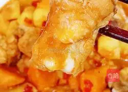 Illustration of how to make stewed potatoes and carrots with wing roots 24