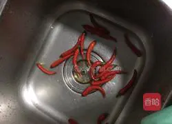 Illustration of how to make spicy chicken legs 4