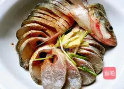 Illustration of how to open a peacock's tail 3