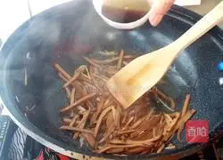 Illustration of how to stir-fry garlic leaves until fragrant 5