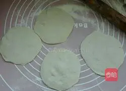 Illustration of how to make beef patties 5