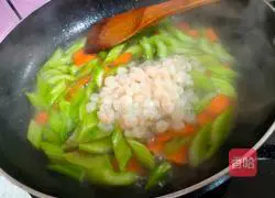 Illustration of how to make fried shrimps and celery 9