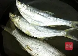 Illustration of how to make steamed dried fish with chopped pepper 1