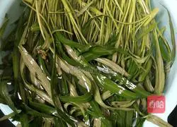  Illustration of how to make stir-fried water spinach with pork belly 1